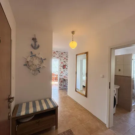 Apartment, 100 M From The Sea דירה